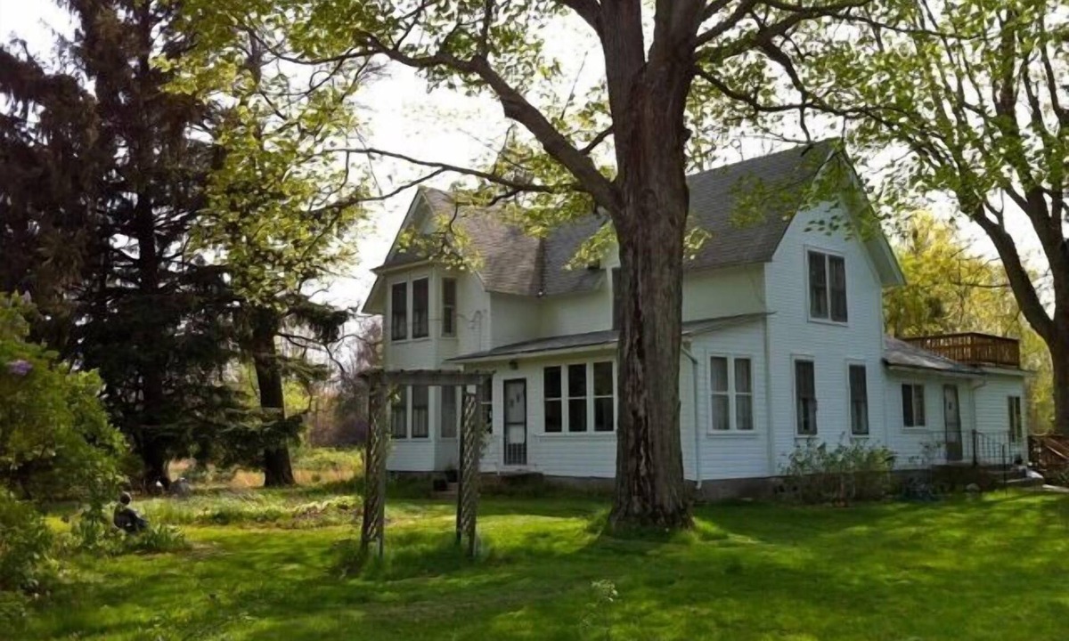 South Haven House | 1860's White House In Glenn Located Between South Haven And Saugatuck