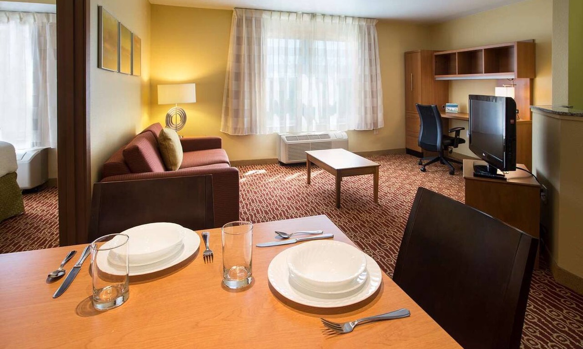 Novi Apartment | 2 Units | Spacious Space Perfect for Families | 2 Bedroom Suite w/2 Queens