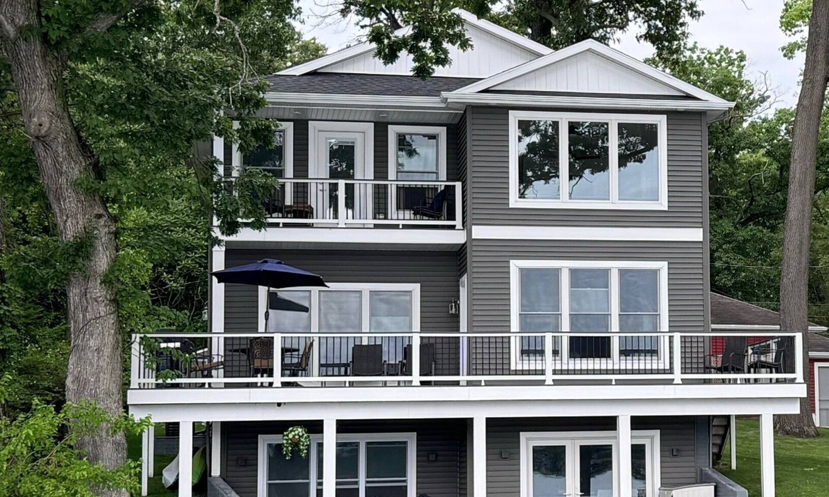 Sister Lakes House | 2024 Luxury Lakefront Escape I Dock/Fire Pit I Sunsets I Magician Lk I Sleeps 14