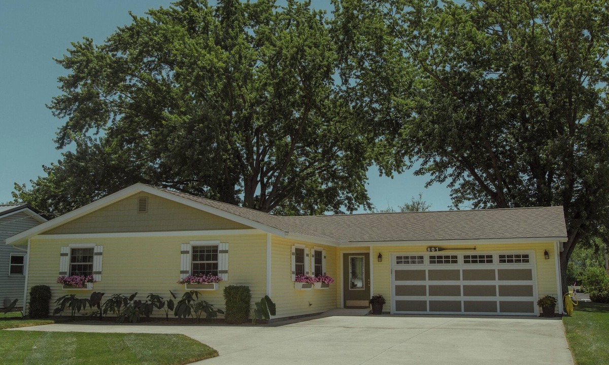 Syracuse House | 3-bdrm, step-free house, lake channel, 5 kayaks, paddleboat, grill and more!