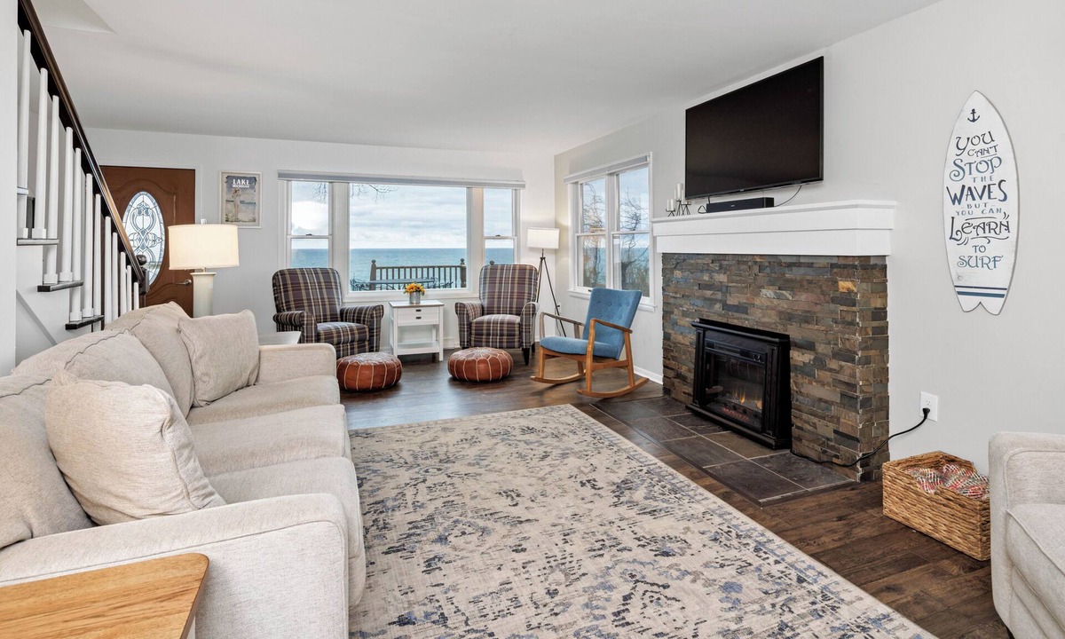 Riverside House | 3 Bedroom Lakefront Retreat w/Amazing Water Views!