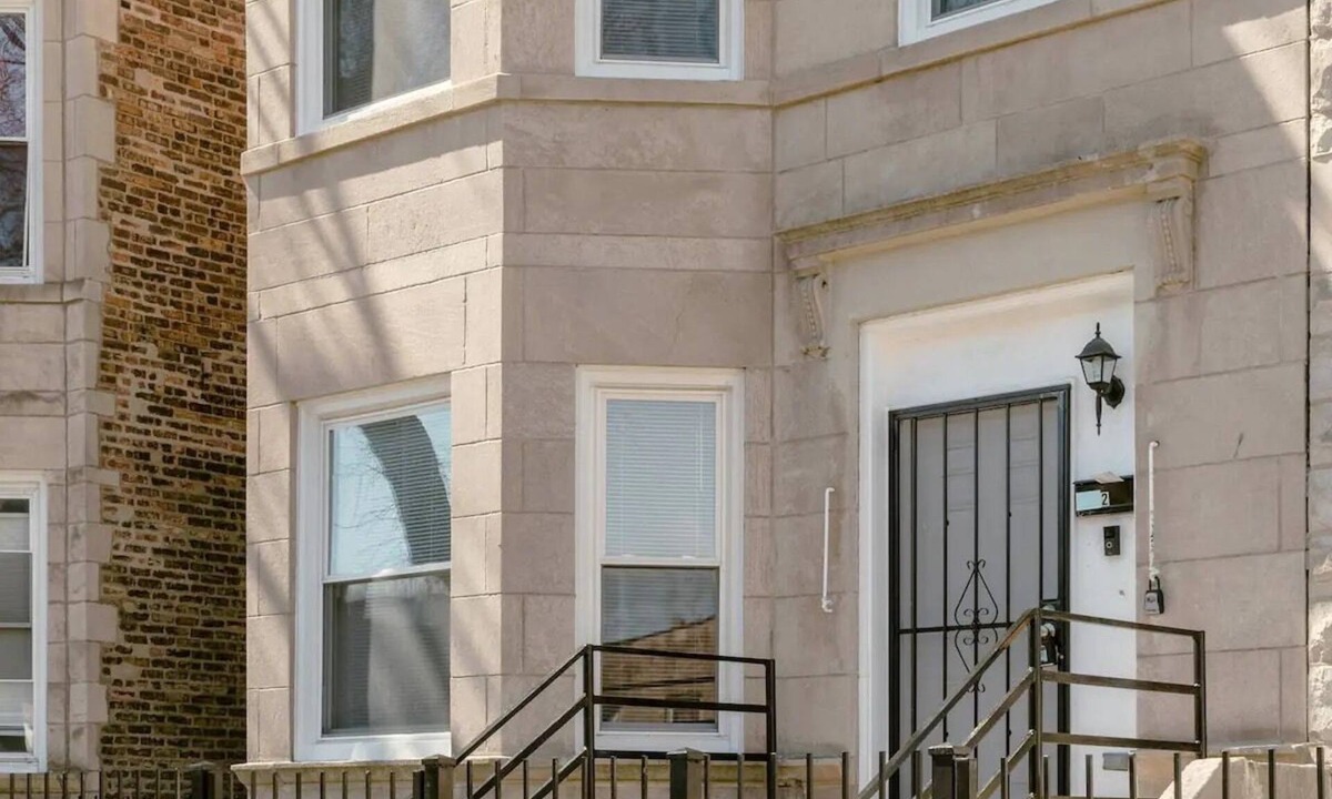 Woodlawn Apartment | 3bd 1bth | 1 mi to Univ of Chicago | 16 Min - Dtwn