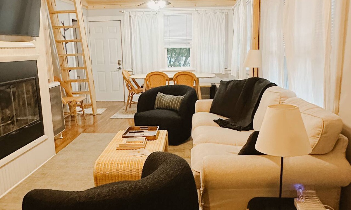 New Buffalo Cottage | 3BR 2b New Buff cottage dogs ok, steps to dwntn restaurants&shops, walk to beach