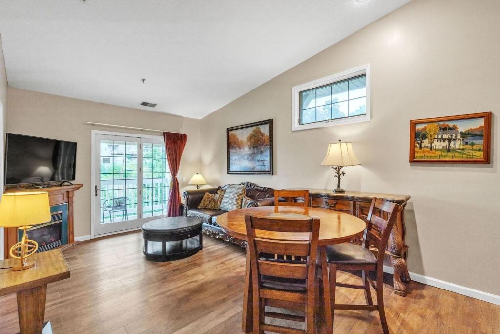 Nashville Apartment | 3rd Floor Front Side Corner Penthouse Suite - 304