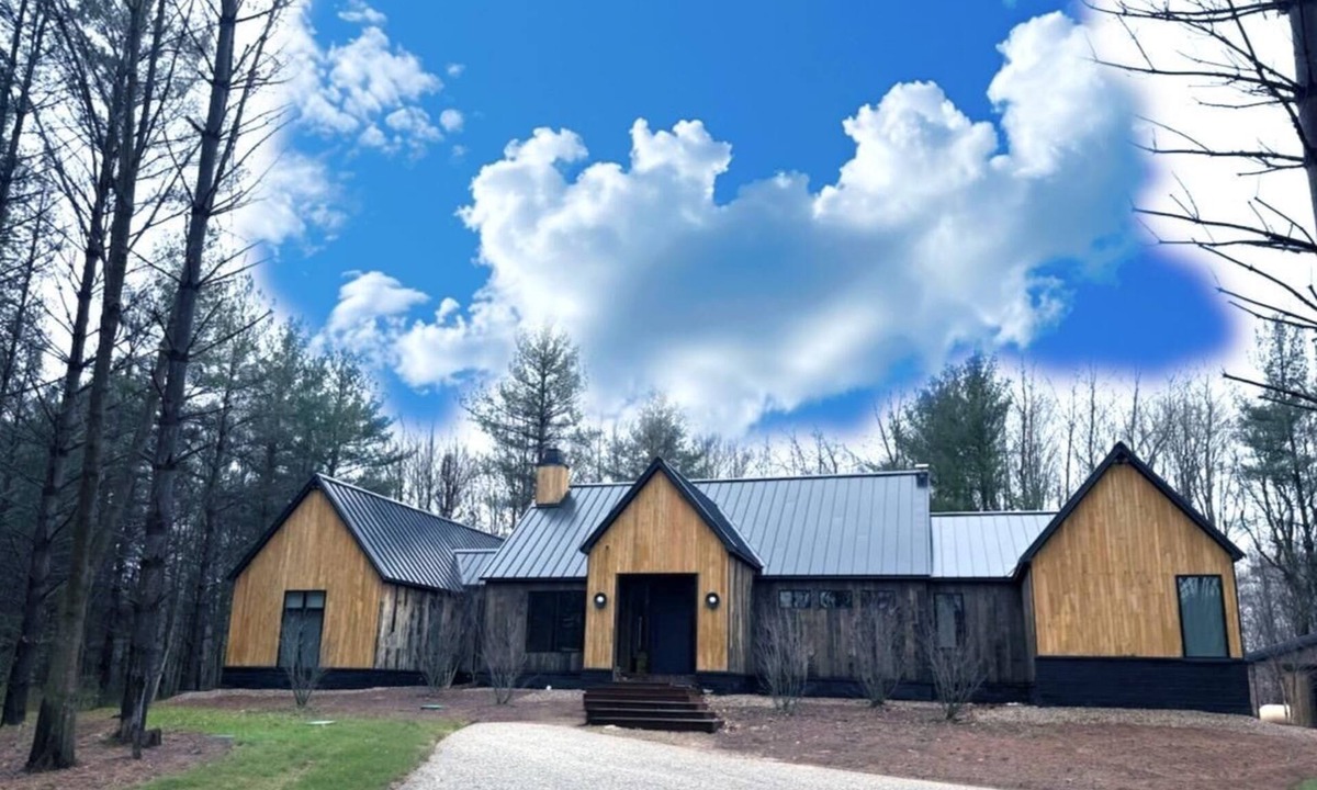 Coloma Cabin | 4-bedroom cabin in nice Coloma with fitness room, AC, WiFi