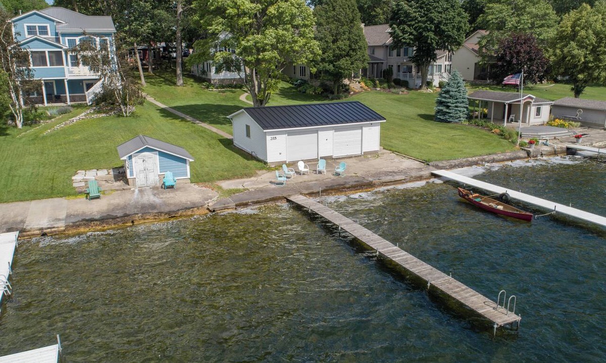 Fremont Cottage | 4-bedroom Lakefront Retro Cottage on Lake George in Fremont, IN