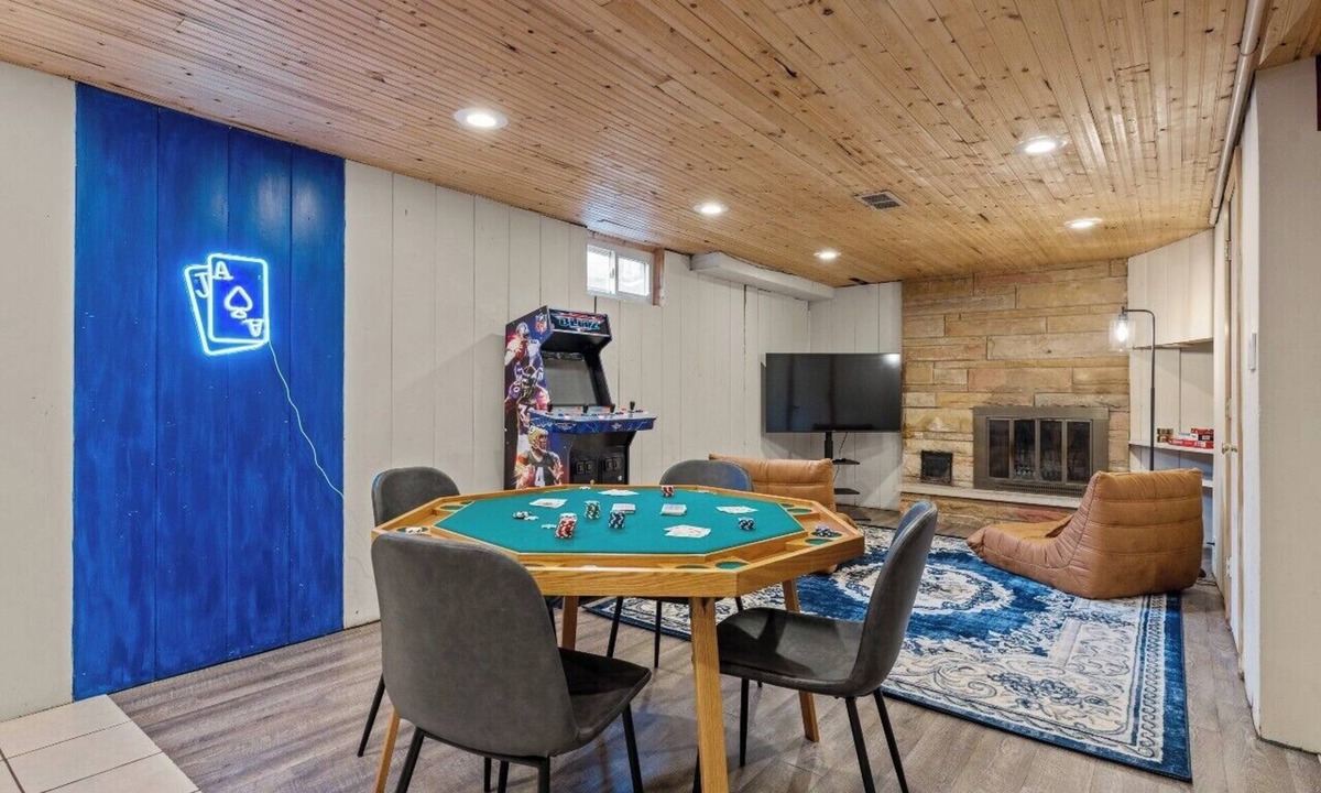Mishawaka House | 5bd Urban Retreat: Colleges Nearby BBQ Poker Football Weekends
