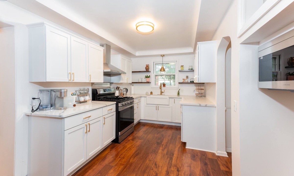 Grosse Pointe House | A WRITERS & CORPORATE RETREATnnA wonderful hideaway near the city.nrelax & enjoy