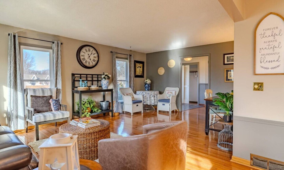 Jenison House | Almar · English Charm, 4beds, 3bath, Host 8+king and Queen