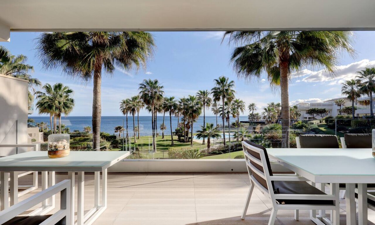 Buenas Noches Apartment | Apartment 'Modern Frontline Beach - Estepona' with Sea View, Wi-Fi and Air Conditioning
