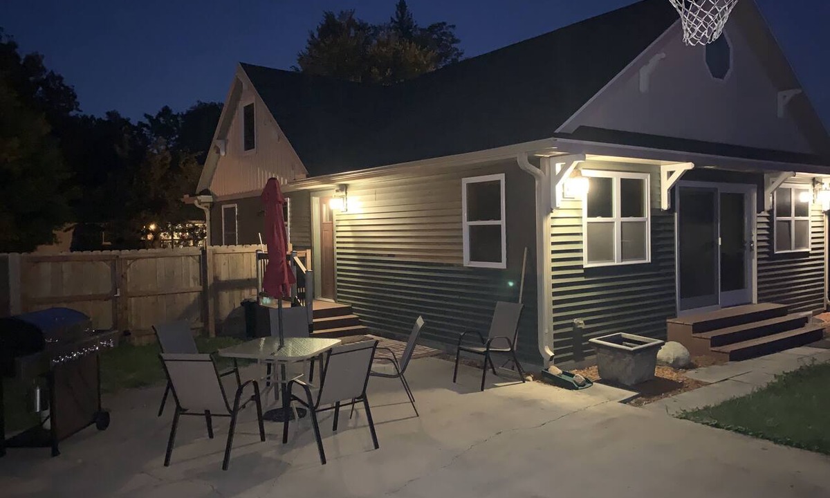 Lansing House | Avalon Guest Lodge 3102 House. 2 Baths, 2 Living Rooms. Sleeps 9