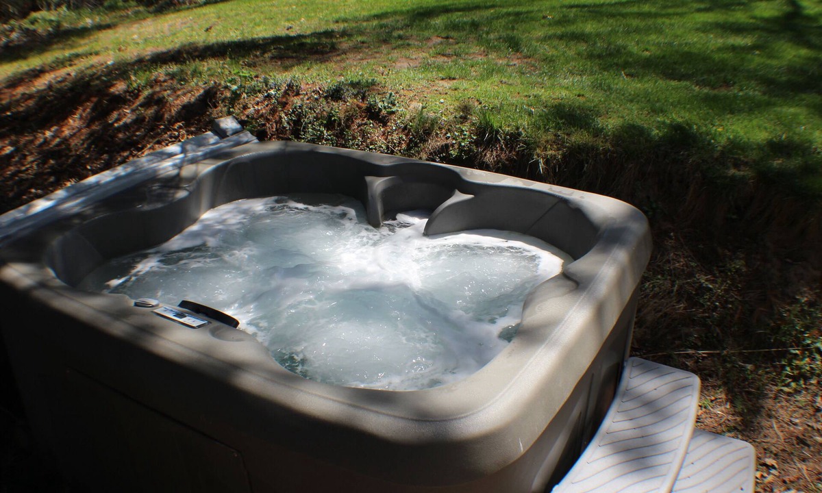 Cascade Cabin | Backyard Studio with Hot Tub
