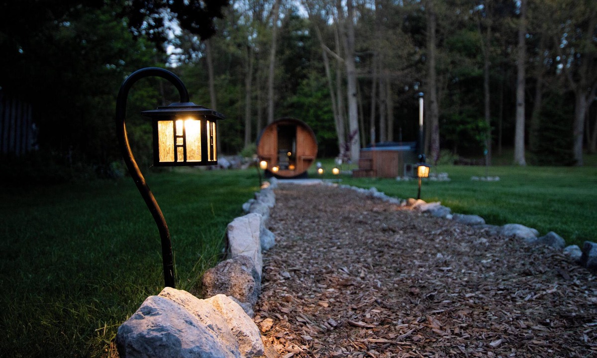 Benton Harbor House | Beach Cottage - Sauna - Hot tub - Fireplace - Wine