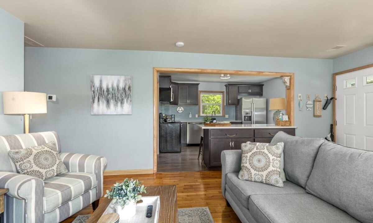 Saugatuck Cottage | Beach Glass Block From Heart of Saugatuck!