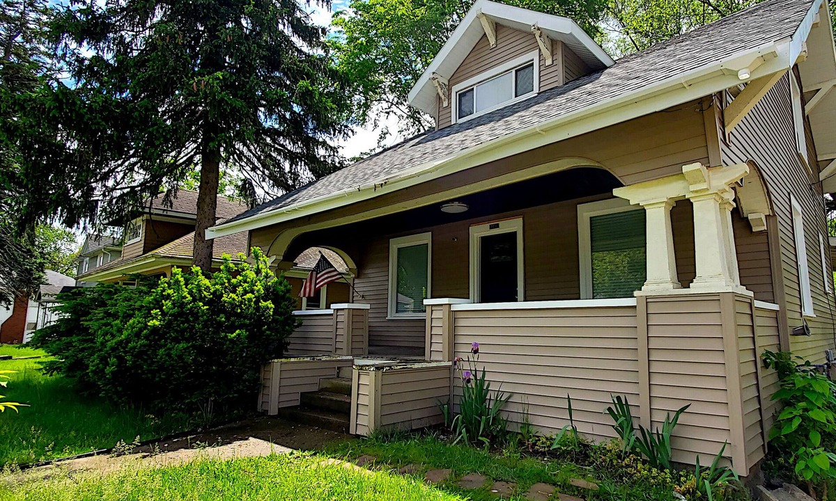 Northeast South Bend House | BEAUTIFUL 3bd 2br/BLOCKS AWAY FROM NOTRE DAME/EDDY ST