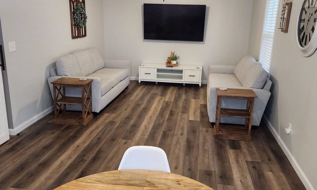 Champaign House | Beautiful creekside home near UIUC