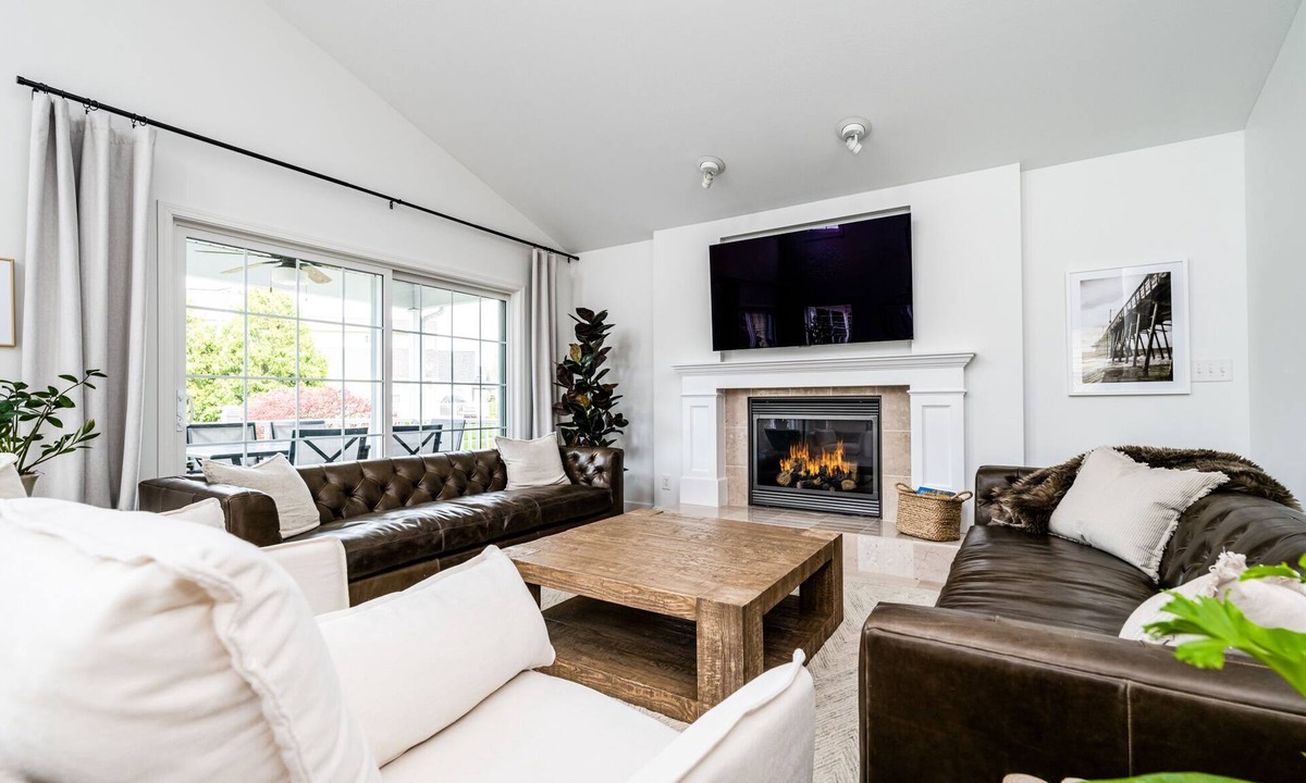 Saint Joseph House | Beautiful Luxury Home located at Island Pointe Marina! Just 1 mile to downtown!