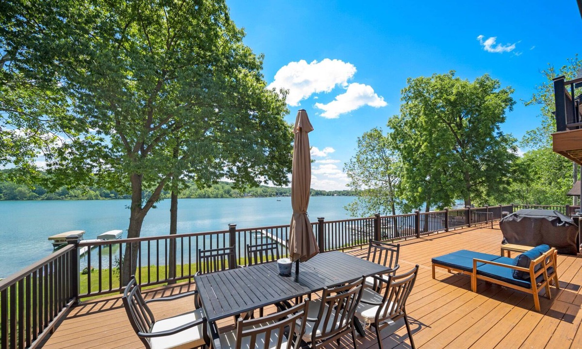 Cassopolis House | Beautiful Newly Renovated Lakefront Home Near Notre Dame