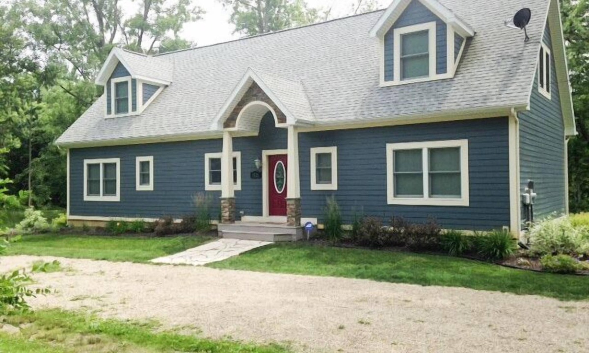 Union Pier House | Beautifully Decorated Home W/Hot Tub, Very Close to Beach, Large Wooded Lot