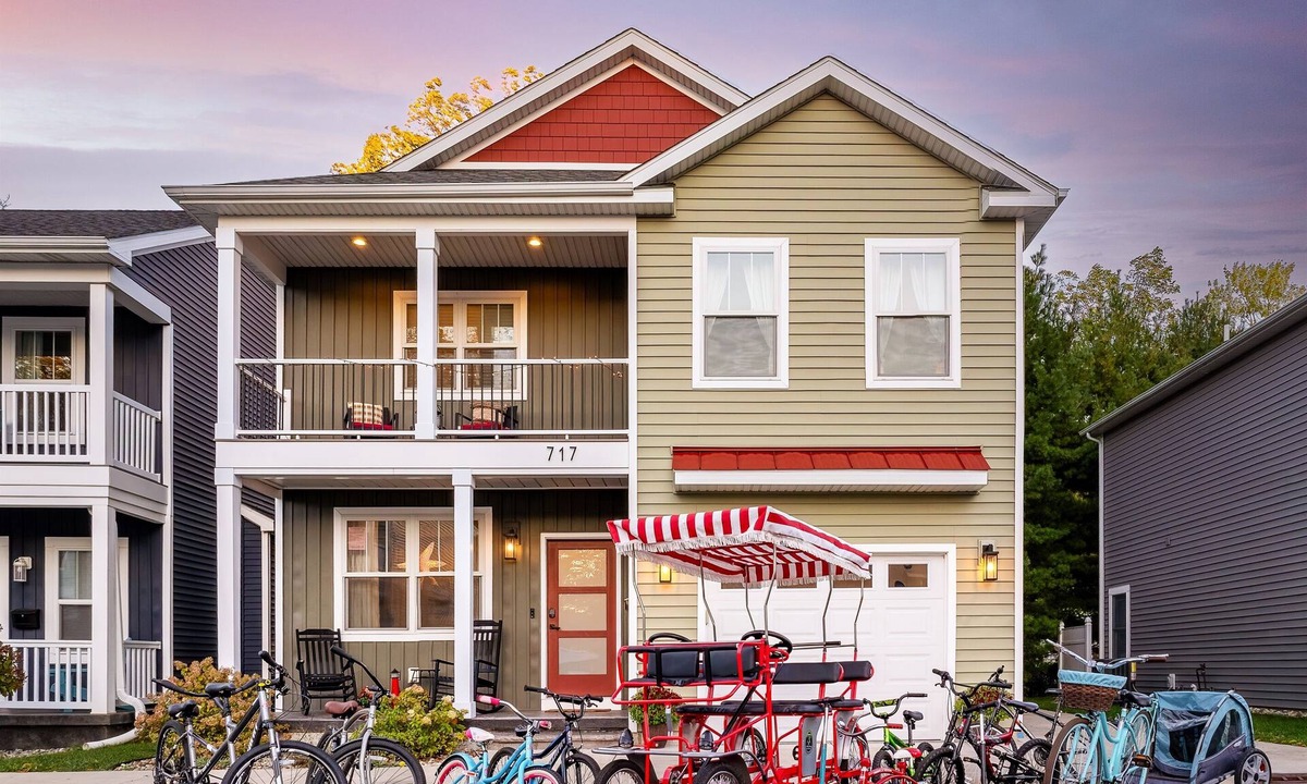 South Haven House | Bench bike-hot tub-3 blks beach-2 blks playground-firepit-games