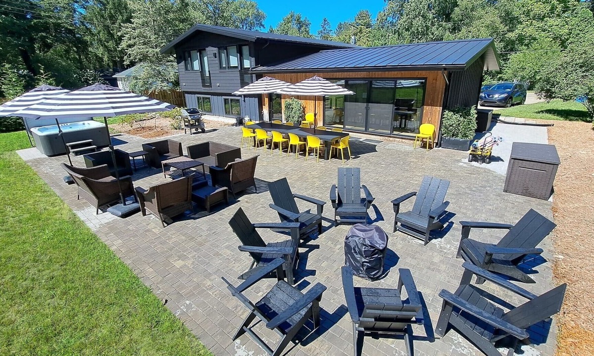 Union Pier House | Bright modern retreat w/private hot tub Beach1 Block Fire Pit