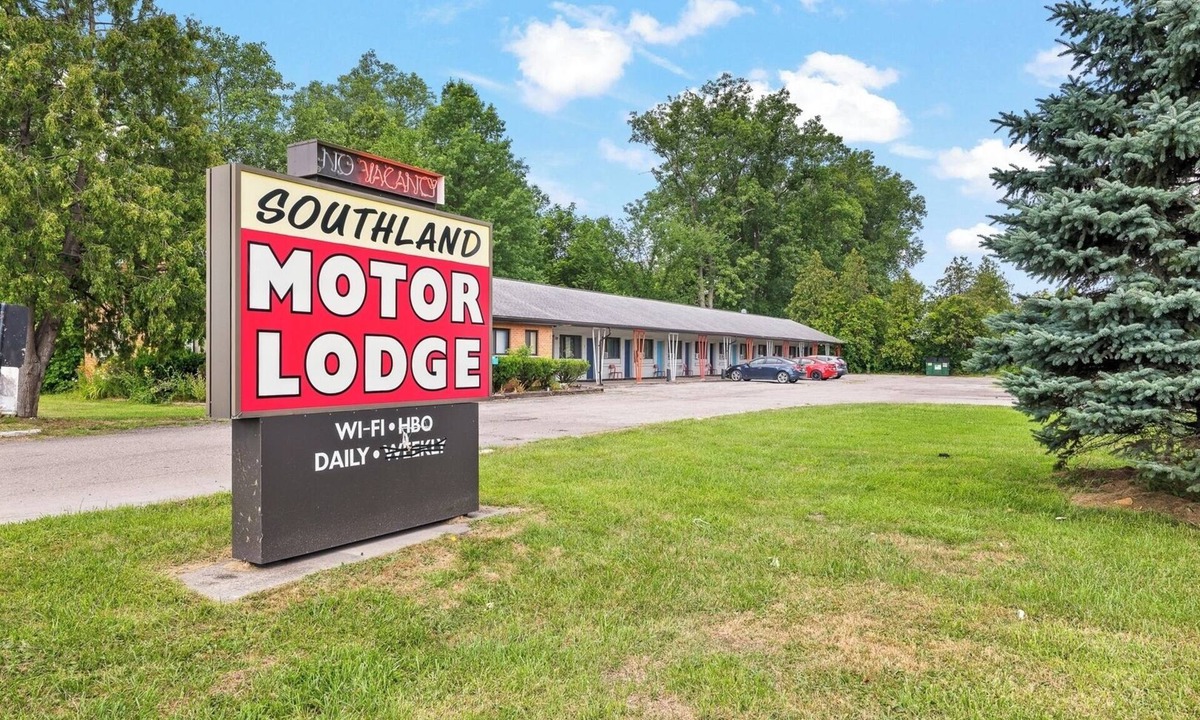 Riverview Apartment | Brownstown MI 1BR Apt w/Sofa Bed and Bathtub