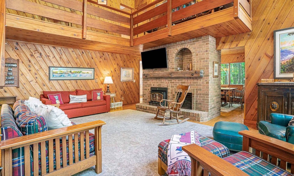 Fennville House | Chapman's Chapter: Lake Michigan Beach Access, Screen Porch, Pet Friendly