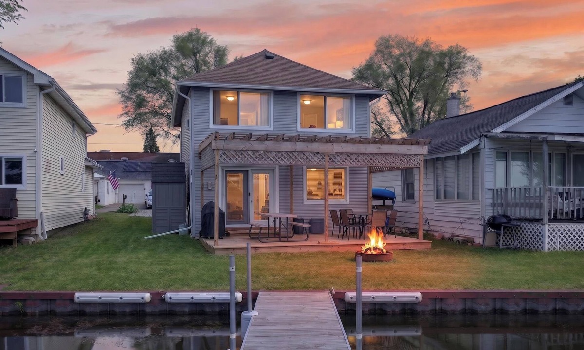 Michigan Center Cottage | Charming 2-bedroom + Loft cottage Located on Center Lake- Sunset views