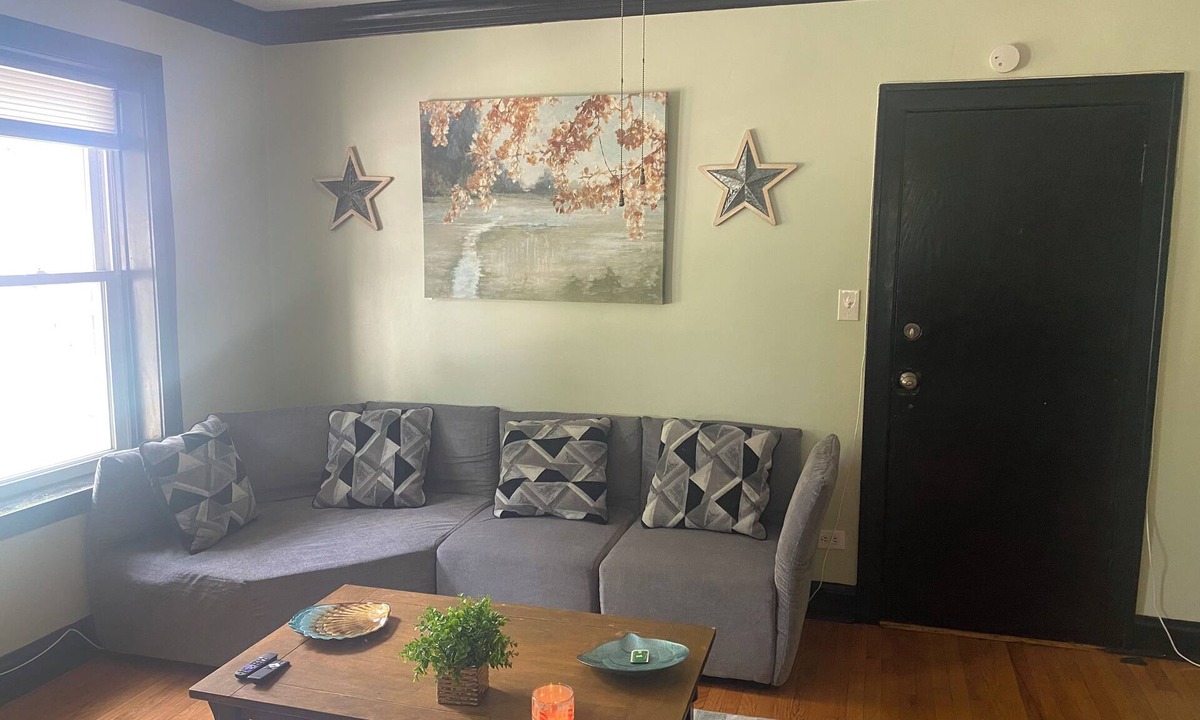 Gage Park Apartment | Charming 2-bedroom apartment in awesome Chicago with WiFi, AC