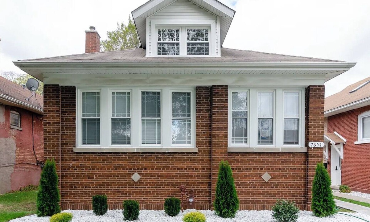 South Shore House | Charming 2-bedroom space with AC, WiFi in amazing Chicago