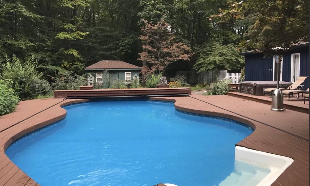 Shorewood-Tower Hills-Harbert House | Charming 3-bedroom house with a pool and spa on 5 acres of woods near Harbert.