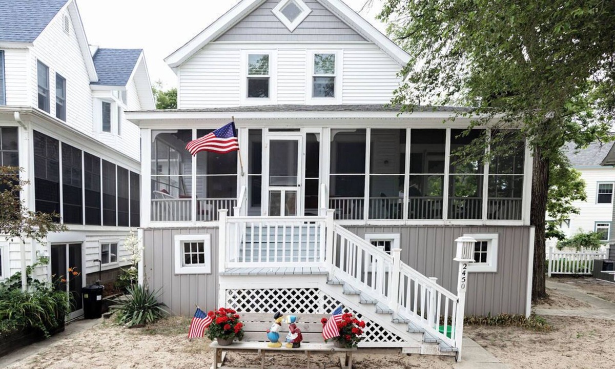 Macatawa Cottage | Charming 4-bedroom beachside Lake Michigan cottage in beautiful Macatawa