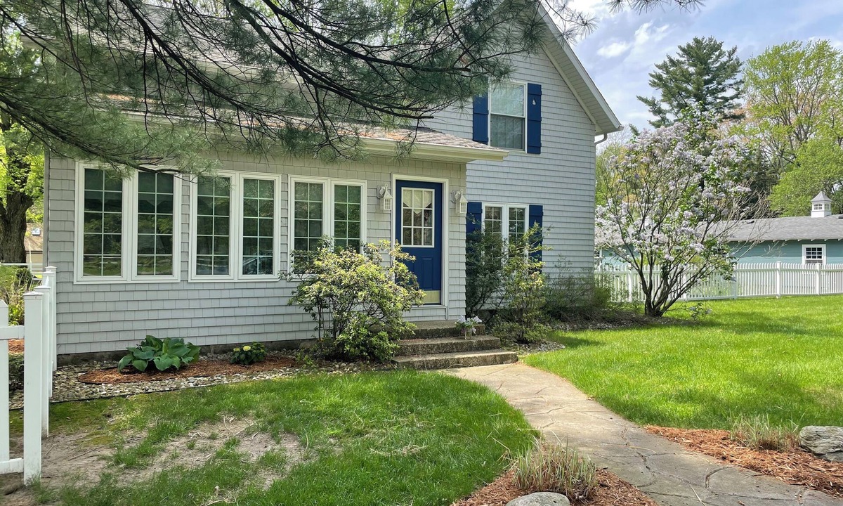 Clear Lake Cottage | Charming 5-bedroom cottage with WiFi, AC, recreation barn and great beach.
