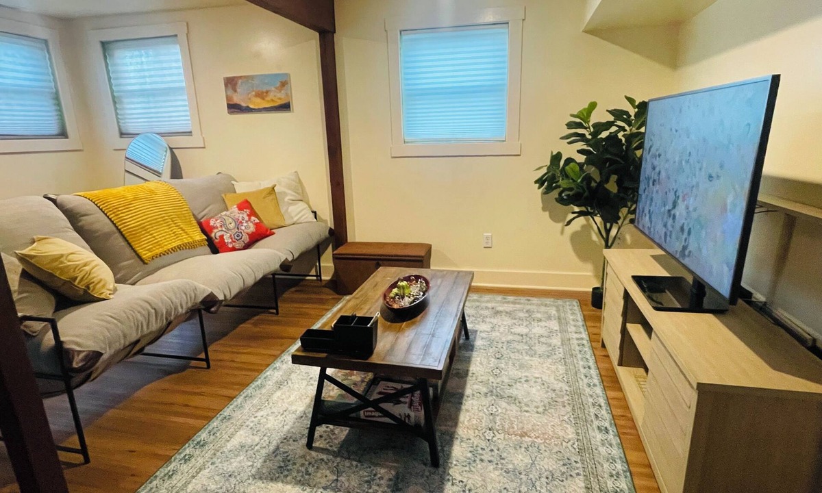 Near Eastside Cottage | Charming Art Studio Casita I Sleeps 5 I Minutes from Downtown I Free Parking