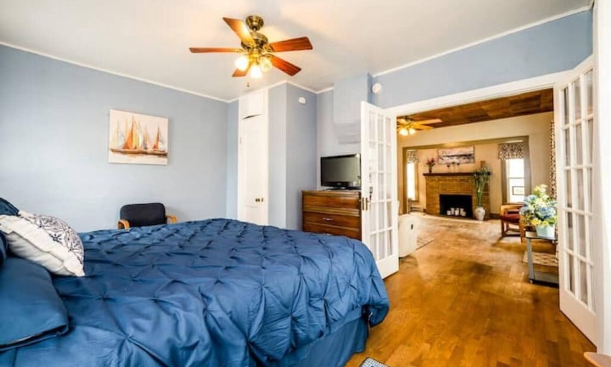 Three Oaks House | Charming/Cozy 2 BR 1 Bath steps from downtown.