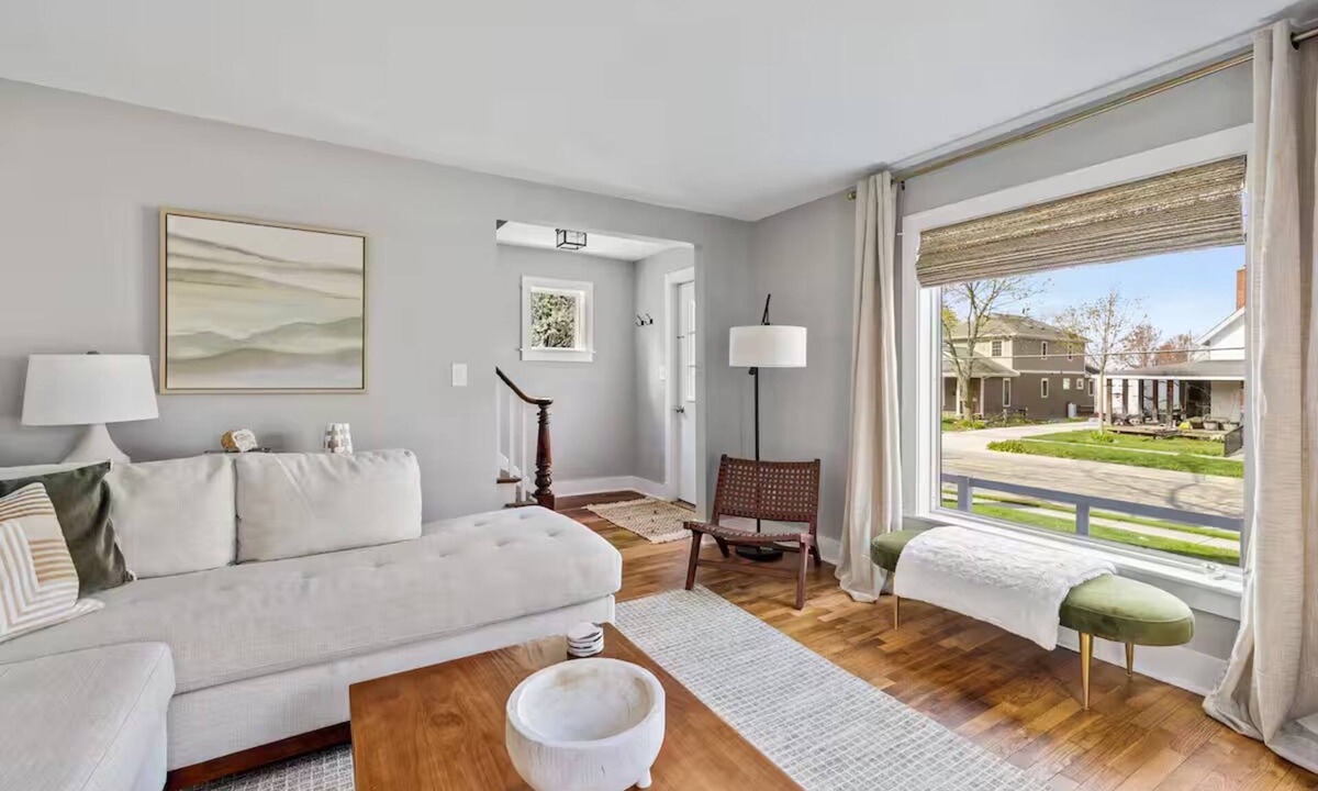Three Oaks House | Charming Home with Hot tub & walk to town!