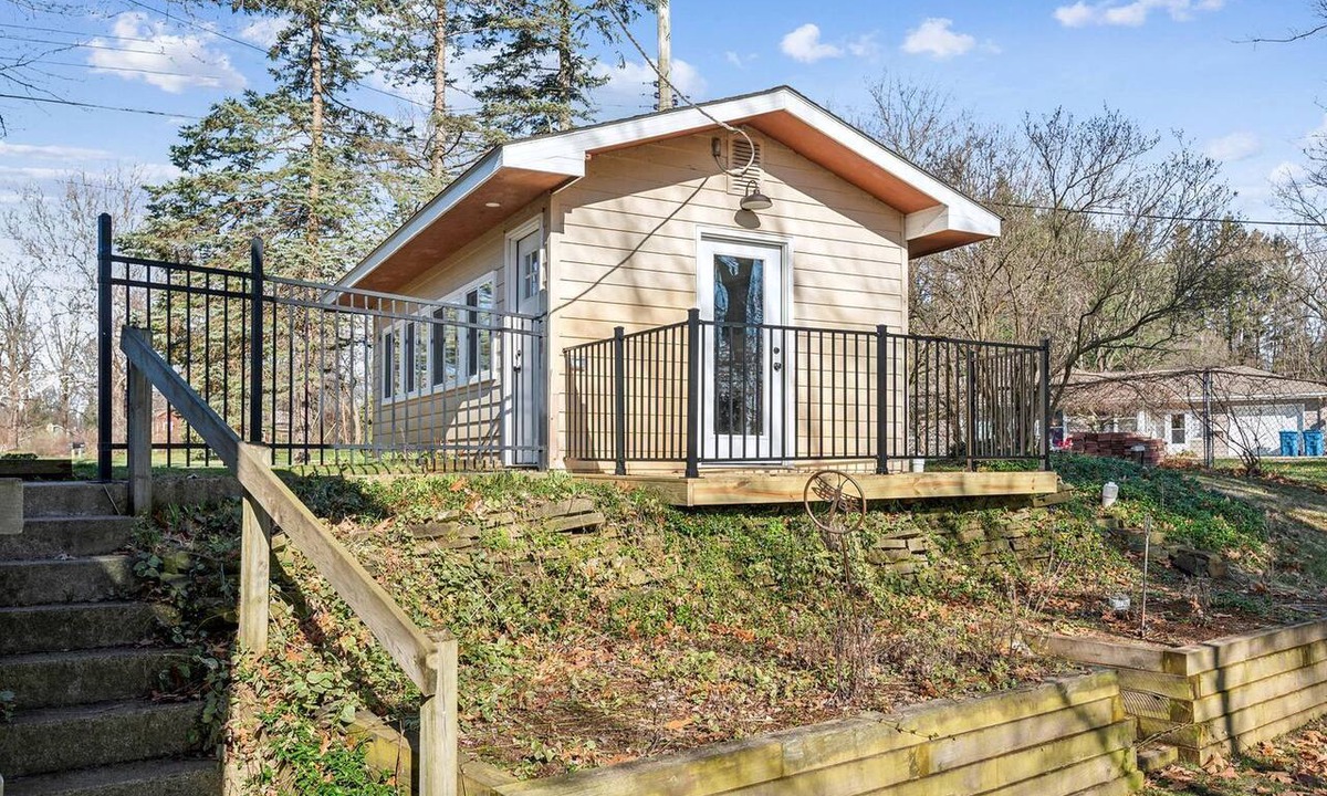 Kalamazoo Cabin | Charming Lakefront Cabin Amazing to Reconnect with Nature in Kalamazoo, Michigan