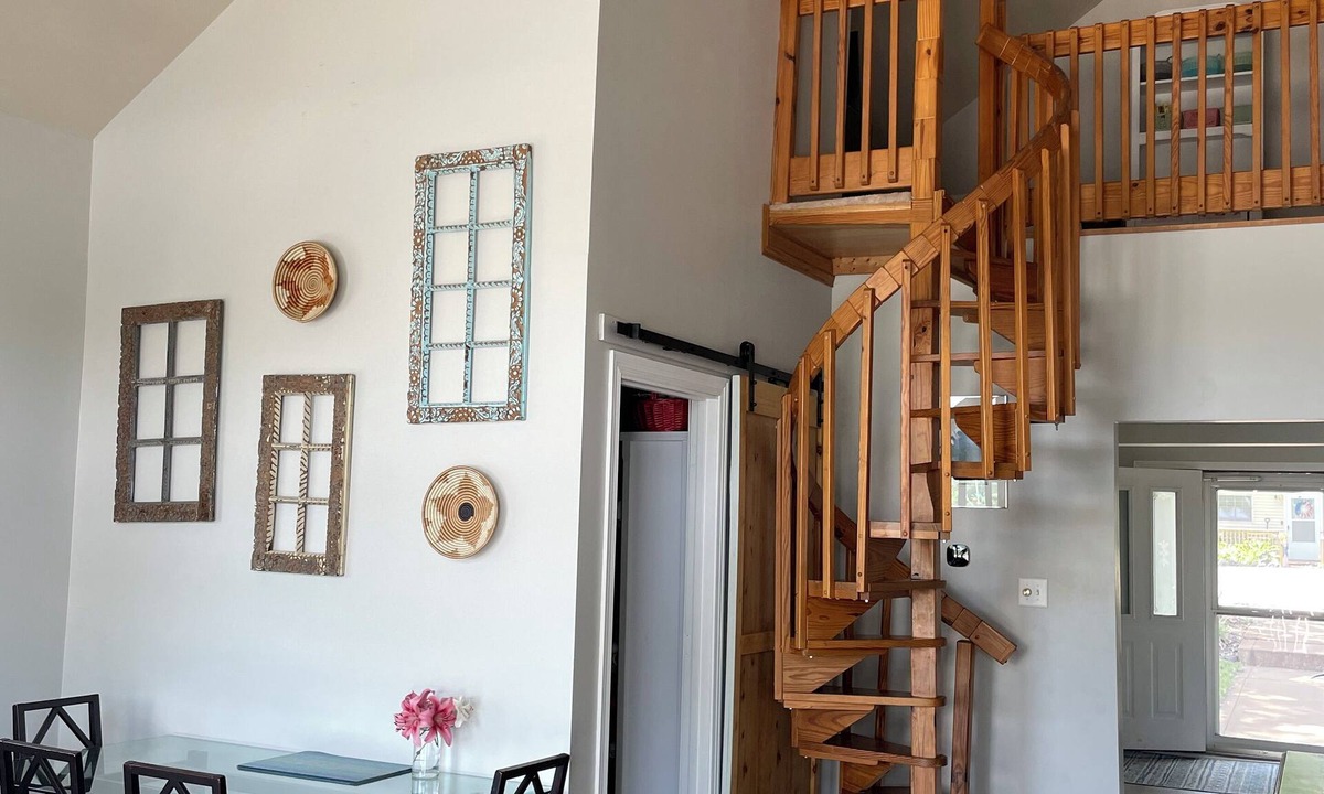 Lake Dalecarlia Cottage | Cheerful lakefront cottage with outdoor fire pit right on Lake Dalecarlia