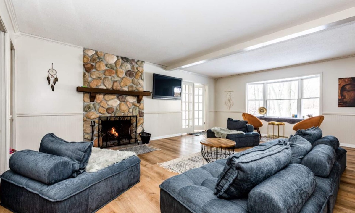 Coloma House | Christmas with family and friends! Enjoy the winter wonderland with your family!