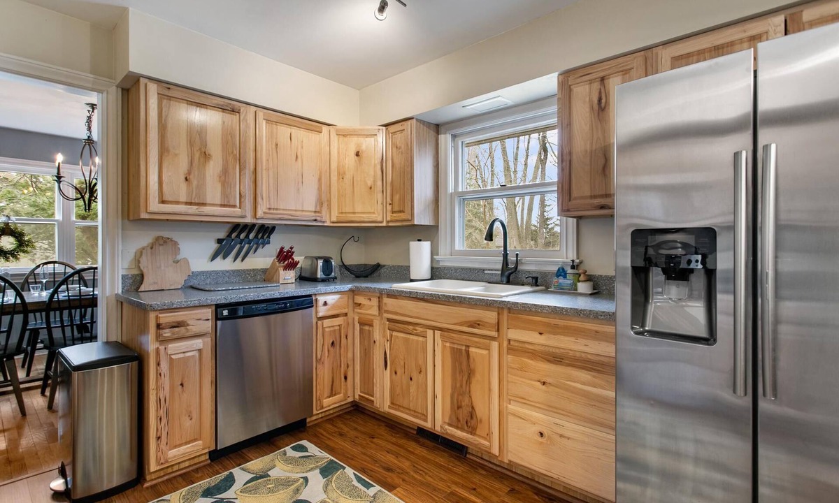 Waukazoo Woods House | Colonial Cottage | 4 BR | Hot Tub | Sauna