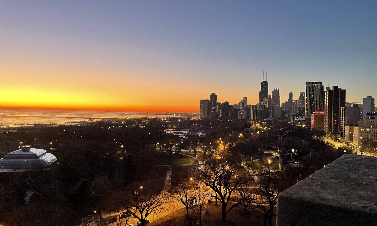 Lincoln Park Apartment | Corporate apartment with 2 bedrooms and fantastic view of lake and skyline