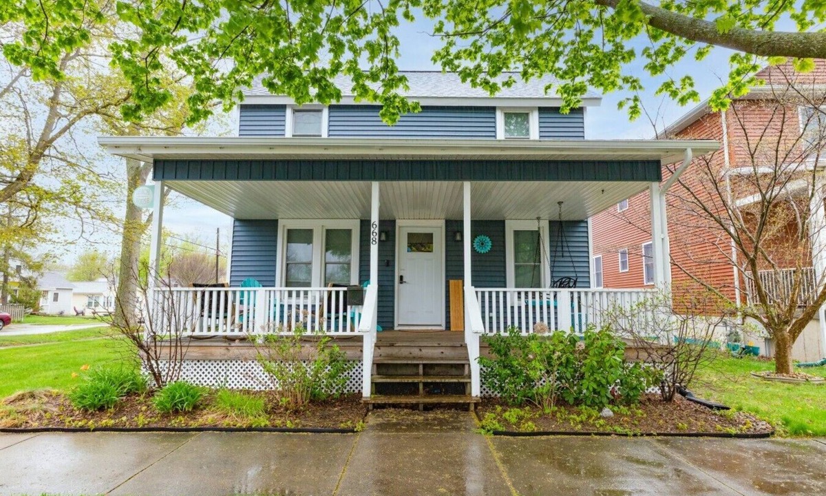 South Haven Cottage | Cottage on the Corner - 2 blks to South Beach