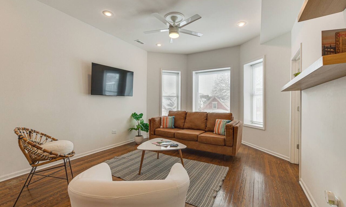 Greater Grand Crossing Apartment | ‘Cozi Crib23’ 4 Mi to Obama Center, Soldier Field