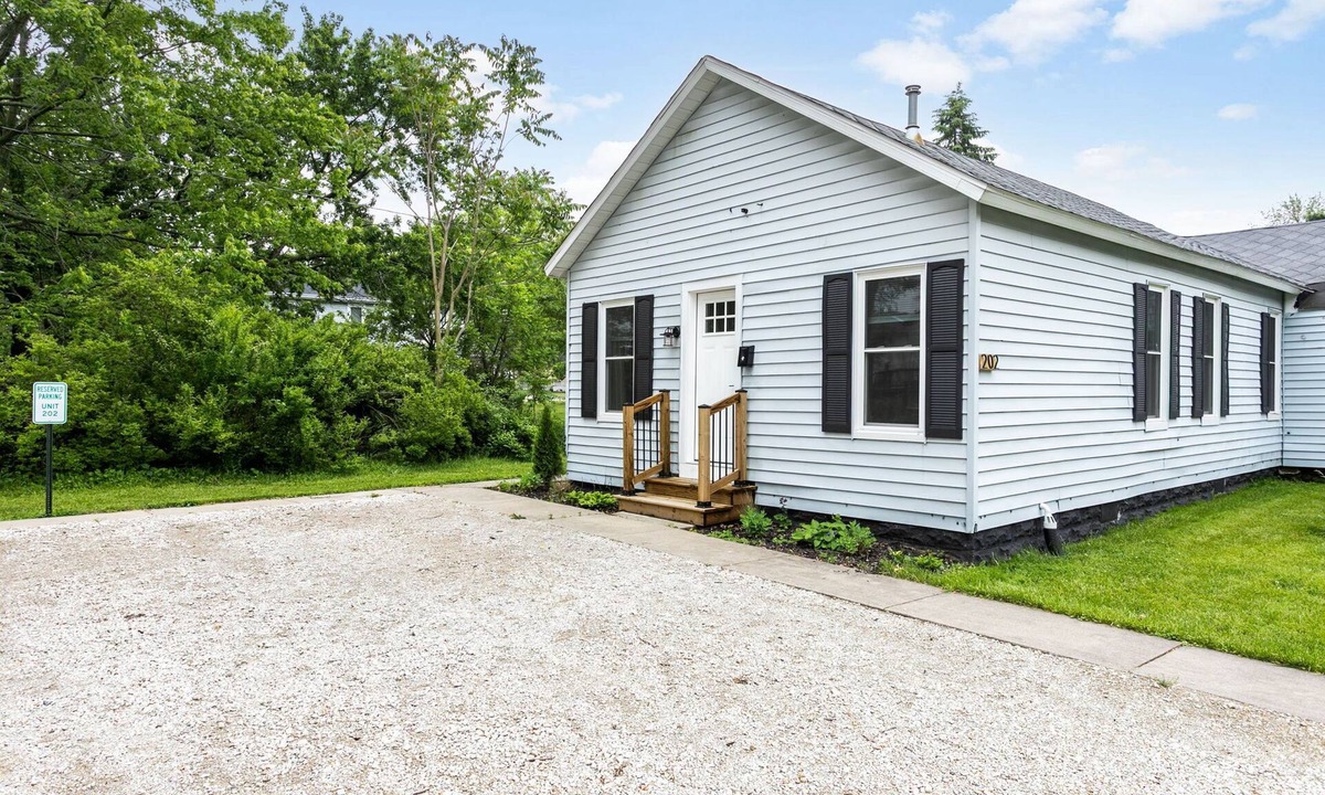 Three Oaks House | Cozy 2 bed - Steps to Journeyman - Pets OK - Fast Wi-Fi