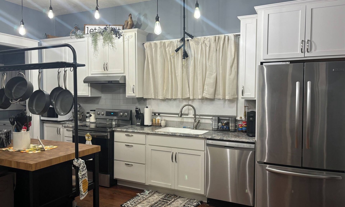 Terre Haute House | Cozy 2-bedroom house conveniently located to all Terre Haute has to offer.