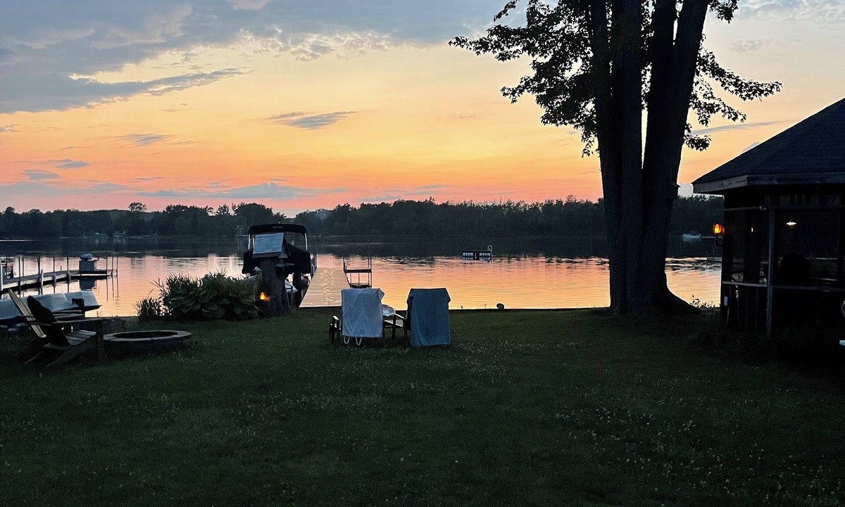 Sturgis House | Cozy 2-bedroom house in charming Sturgis with Beautiful sunsets on the lake.