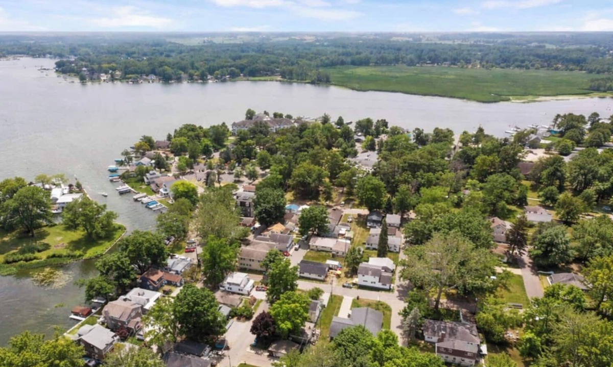 Syracuse House | Cozy 3-bedroom hideaway 1 block from Lake Wawasee and Oakwood Resort