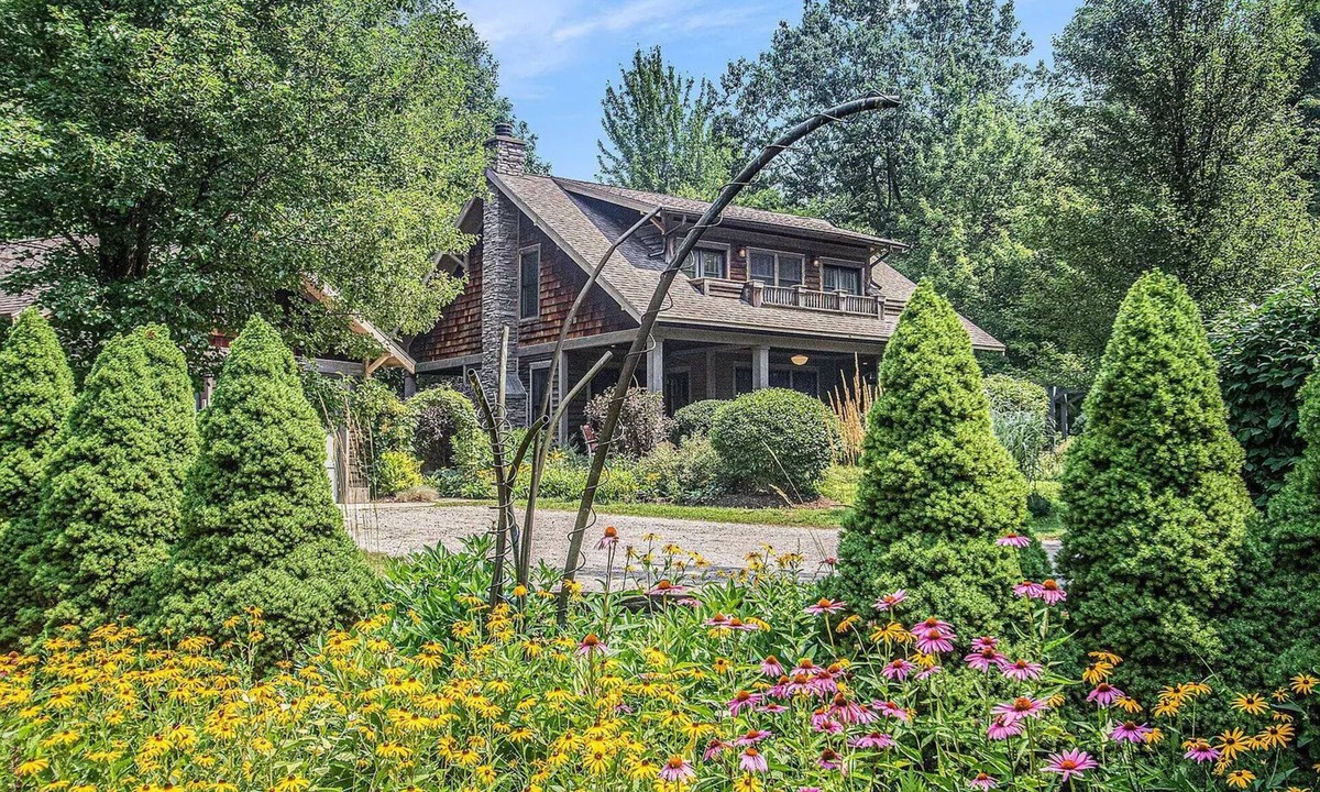 South Haven Cabin | Cozy Cabin for a Peaceful Getaway on Private 20-acres of Woods with Pond