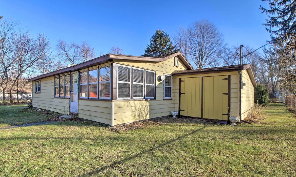 Lake Michigan Beach Cottage | Cozy Cottage w/ Fire Pit: 1 Mi to Lake MI Beaches!