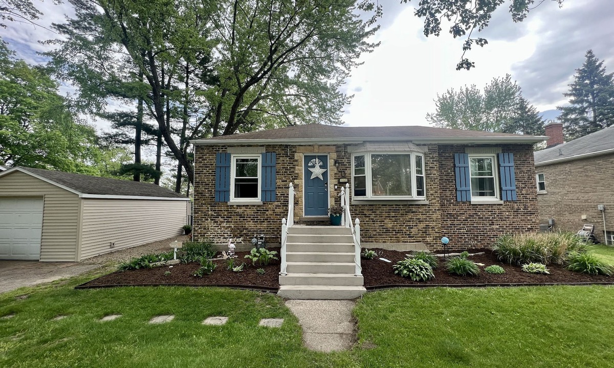 Stevensville House | Cozy Family Cottage 2 Bed, 1 Bath Near Lake Michigan Fun and Wine country